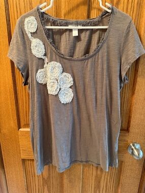 LOFT Taupe xl Short Sleeve Tee with Cream Rosette Accents